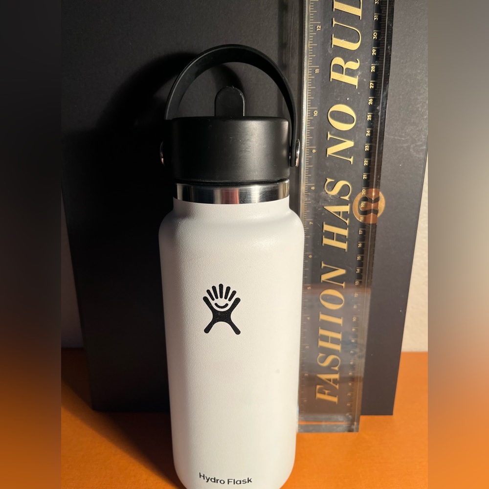 Hydro Flask Classic White Bottle with Black Lid 👟👟👟👟👟👟👟👟👟👟👟👟👟👟👟👟👟 - Picture 3 of 7
